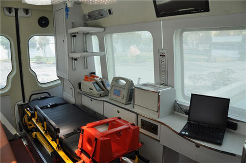曲阜县救护车内部